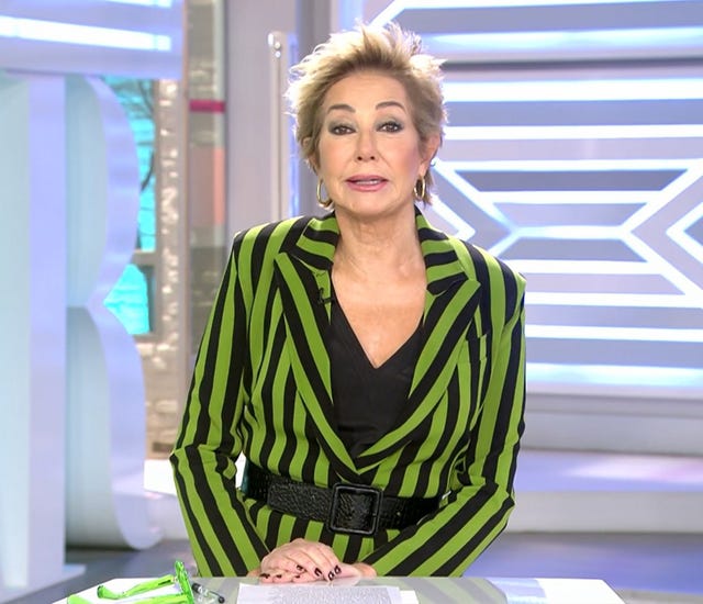 la presentadora, con una americana de rayas negra y verde, en el plató de telecinco