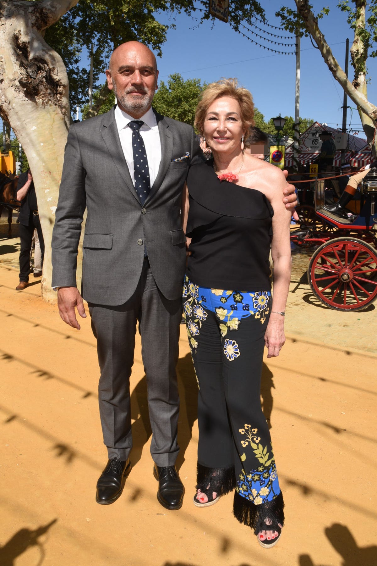 la pareja, muy enamorada en sevilla