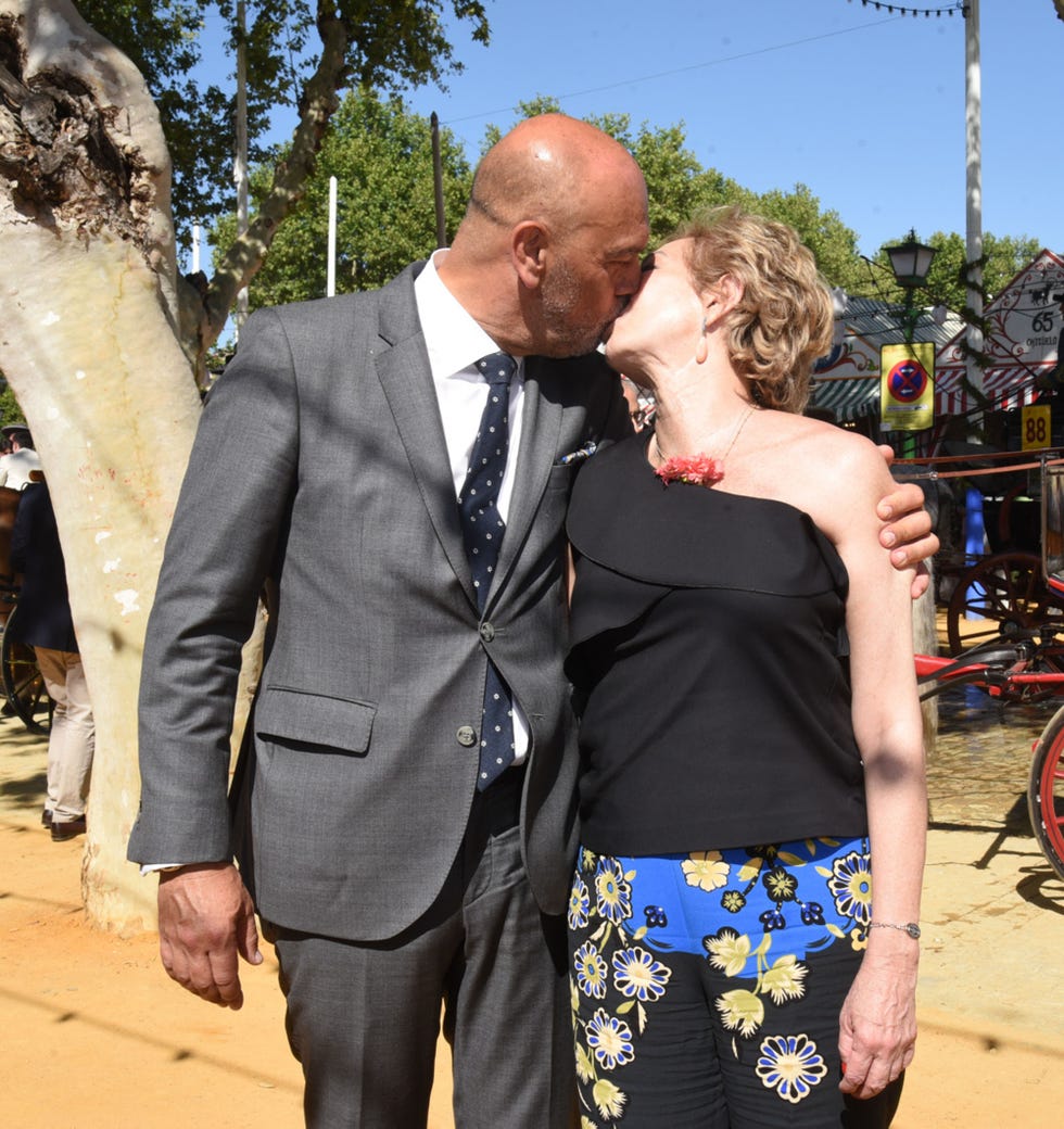 la pareja se besa en el ferial de sevilla