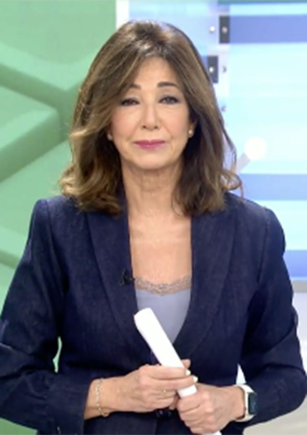 ana rosa quintana recupera la chaqueta vaquera, tipo blazer, que es tendencia hoy en día