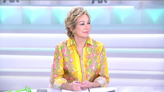 ana rosa quintana en 'el programa de ana rosa' con camisa amarilla de flores