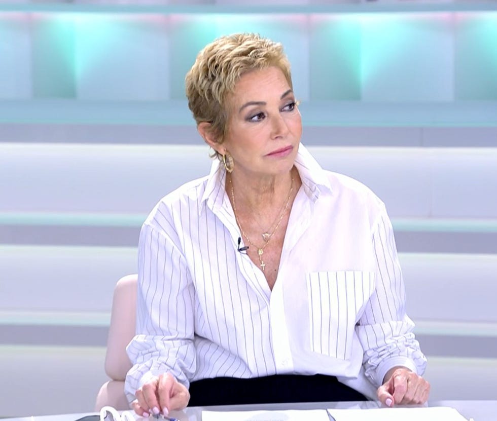 la presentadora con camisa blanca y rayas