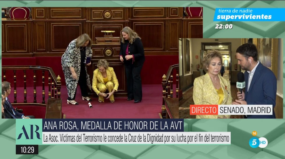 ana rosa quintana recibe la cruz de la dignidad, la medalla de honor de la asociación de víctimas del terrorismo, y se le cae al suelo al recogerla