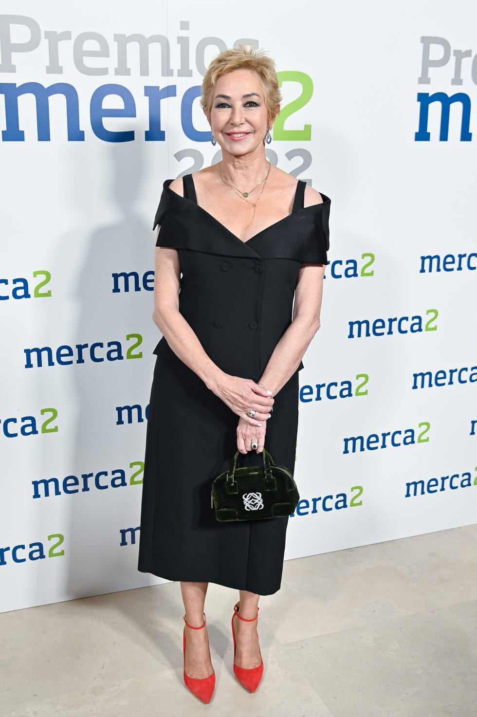 ana rosa quintana recibe el galardón a mejor presentadora en los premios merca2