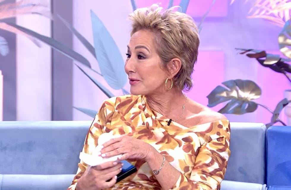 la presentadora con la paloma de la paz que le ha regalado el padre Ángel