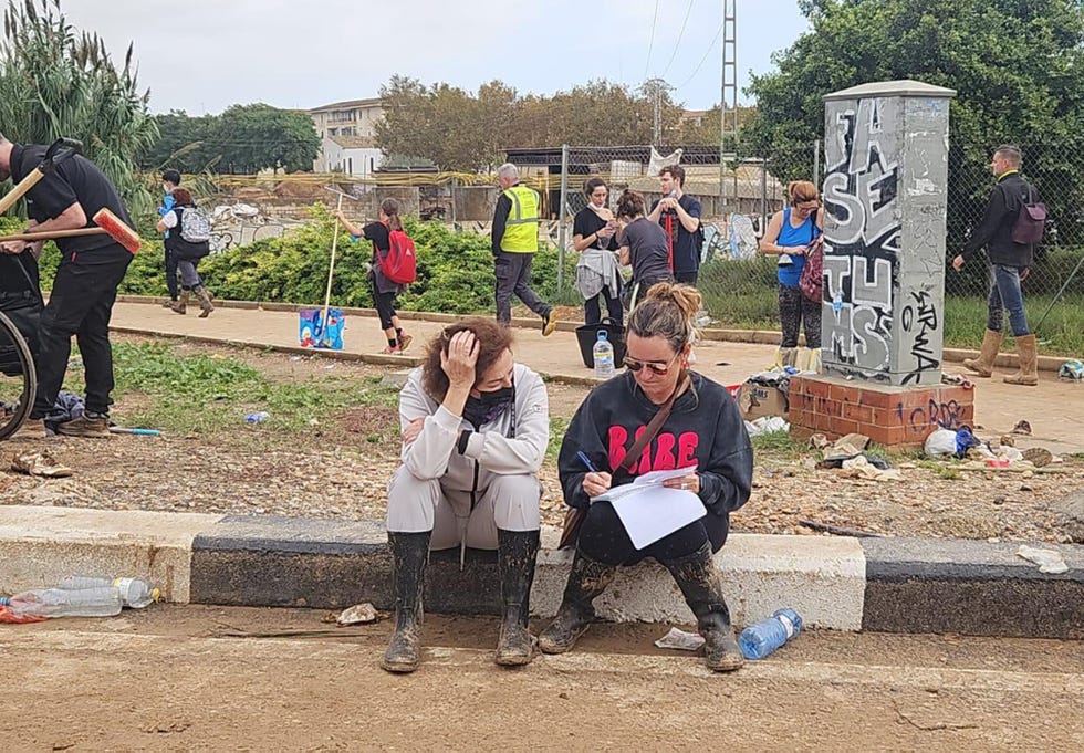ana rosa quintana y su equipo de tardear tras las camaras en valencia cubriendo el desastre de la dana