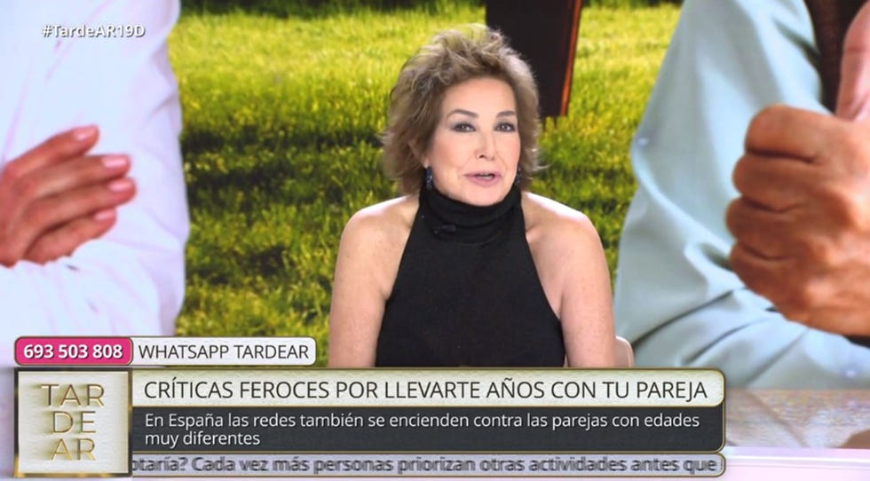 la presentadora con un top negro en el plato de su programa de telecinco