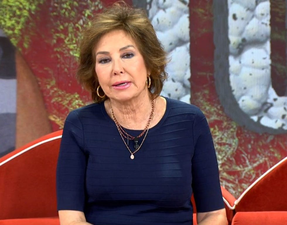 la presentadora con un jersey azul marino en su programa de telecinco