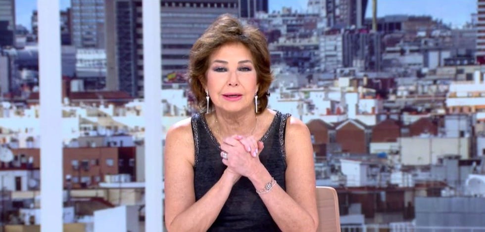 la presentadora con la manos cruzadas en su plato de telecinco