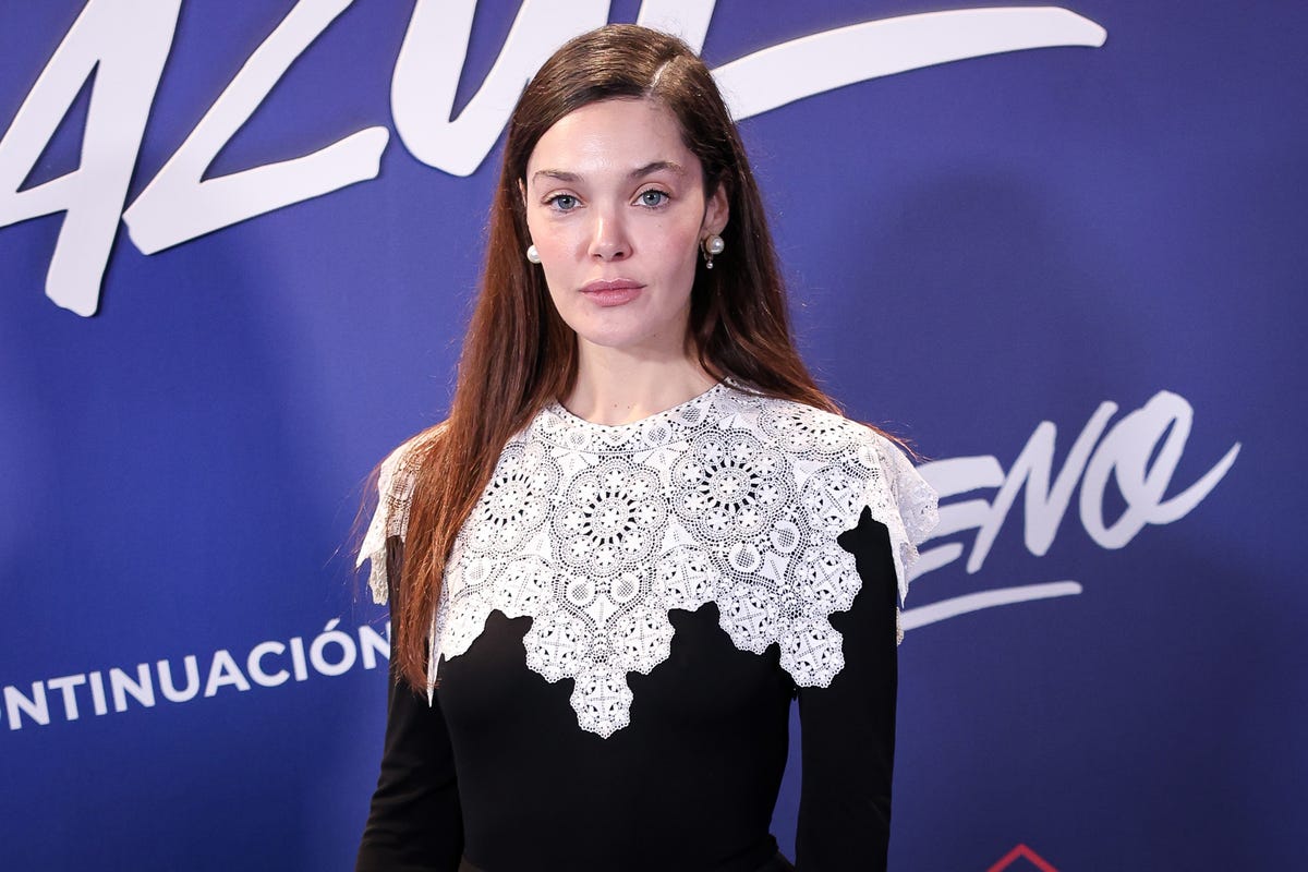 Los vestidos de cuello tapete son tendencia este invierno 2024 y Ana