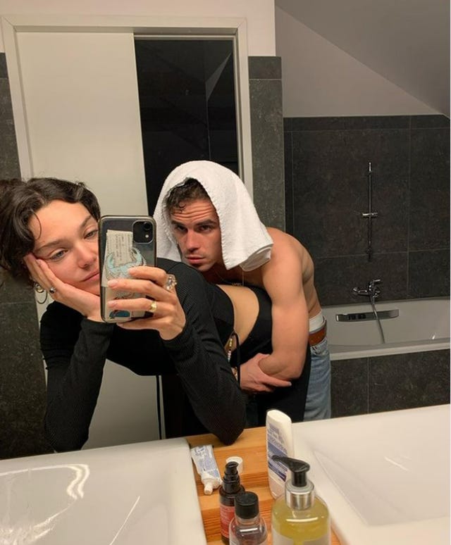 ana rujas confirma su relación con una imagen junto a su novio, el cantante sen senra