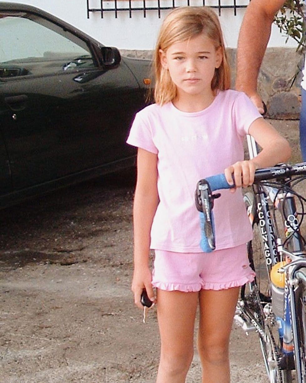 ana soria de niña junto a una bicicleta