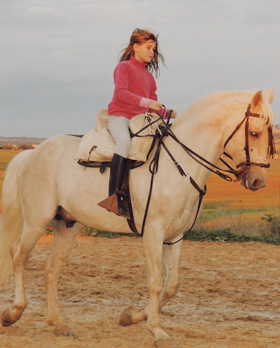 ana soria, pareja de enrique ponce, de pequeña montando a caballo