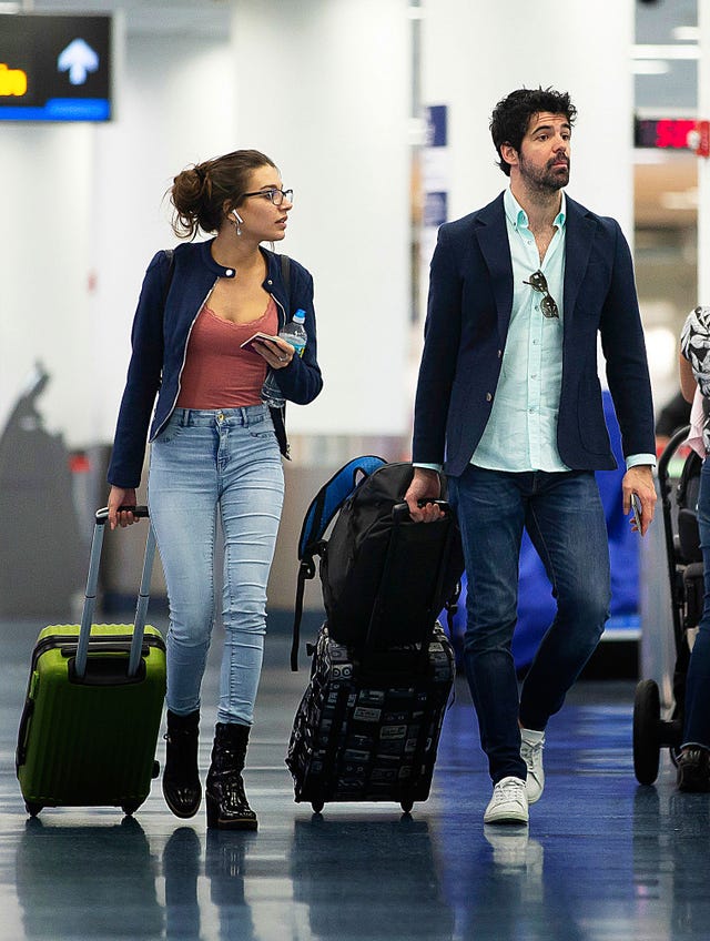 Miguel Ángel Muñoz y Ana Guerra en el aeropuerto de Miami