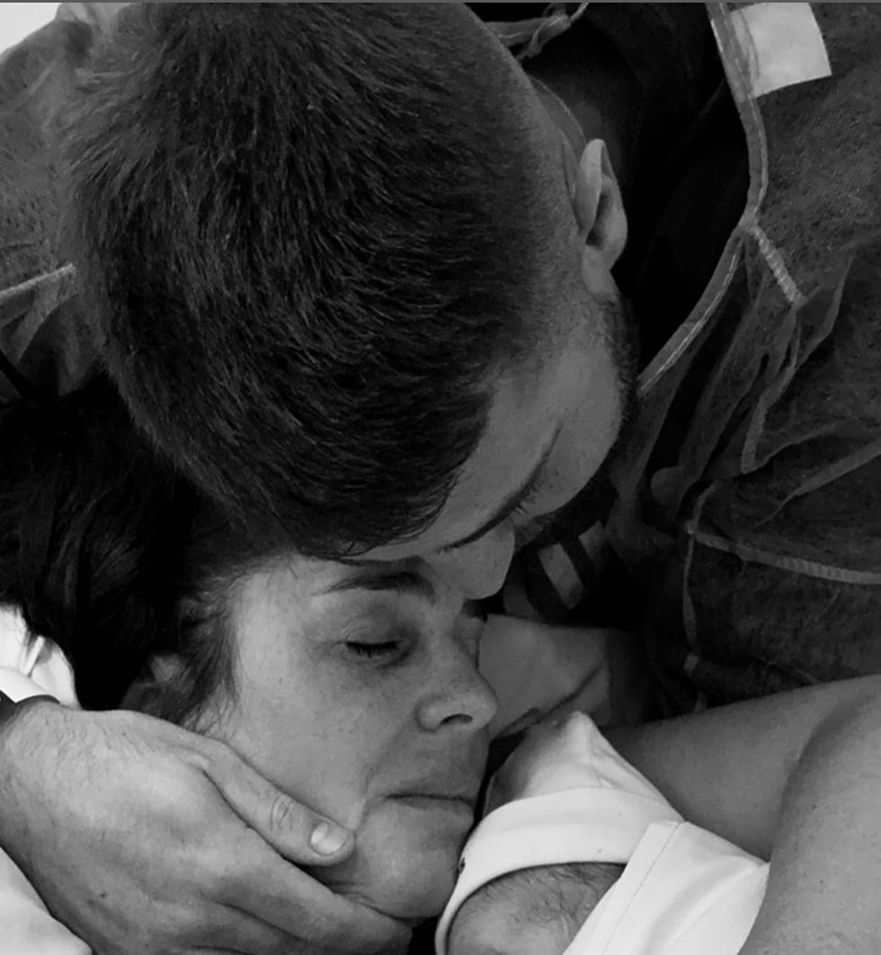 anabel pantoja y david rodriguez abrazados en una foto junto a su hija, alma, tras su nacimiento