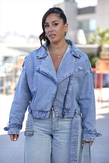 anabel pantoja con cazadora denim y vaqueros a juegos