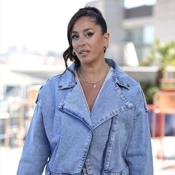 Anabel Pantoja anabel pantoja con cazadora denim y vaqueros a juegos