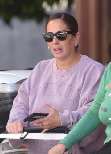 anabel pantoja paseando por sevilla con el carrito de su hija alma