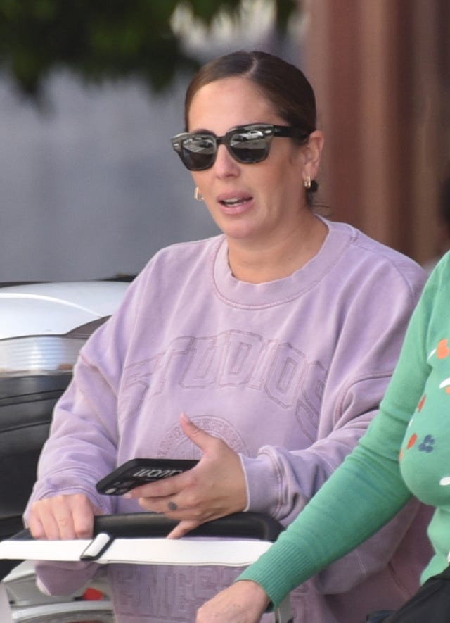 anabel pantoja paseando por sevilla con el carrito de su hija alma
