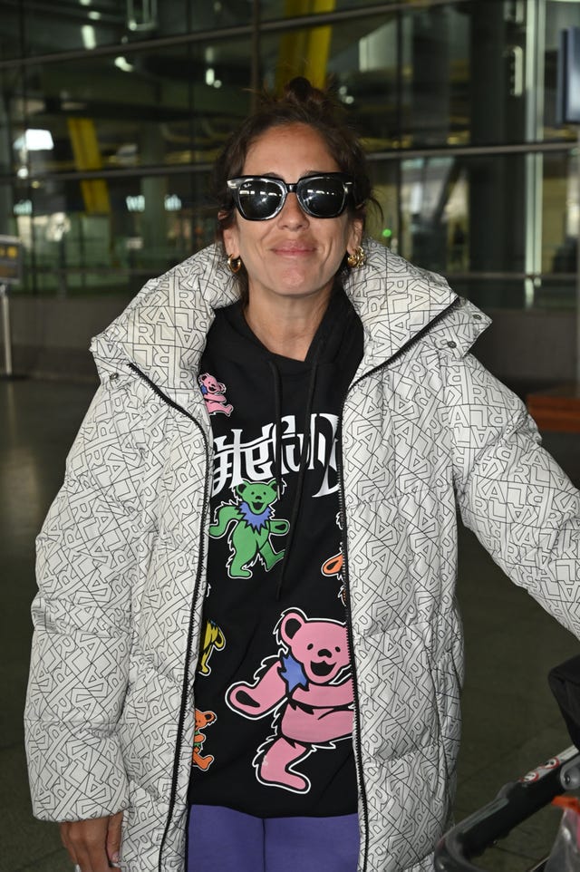 la sobrina de isabel pantoja con gafas de sol, abrigo y sudadera