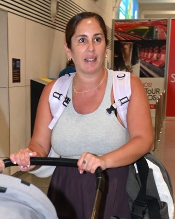 anabel pantoja en el aeropuerto de sevilla empujando el carrito de su hija alma