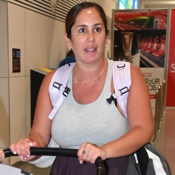 Anabel Pantoja anabel pantoja en el aeropuerto de sevilla empujando el carrito de su hija alma