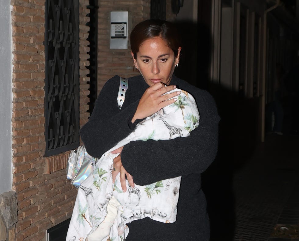 anabel pantoja con su hija alma en brazos