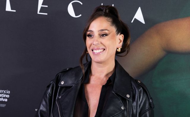 anabel pantoja con chaqueta de cuero en un photocall