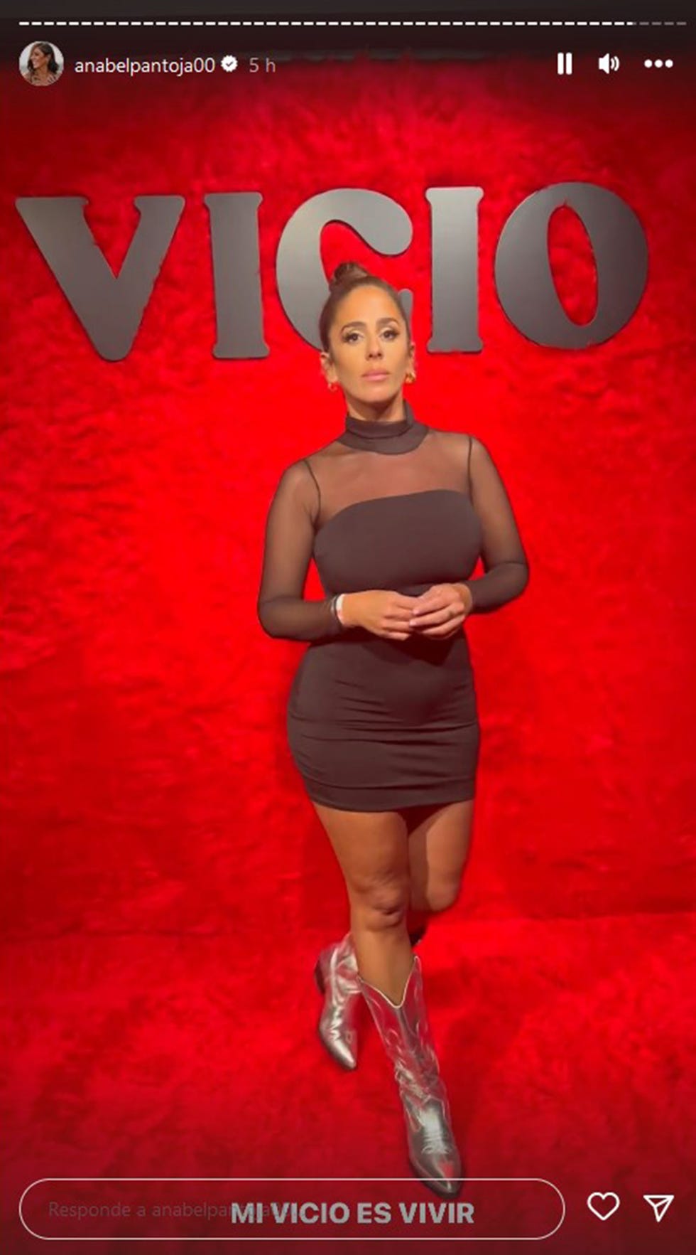 la influencer con vestido negro con transparencias y botas cowboy plateadas