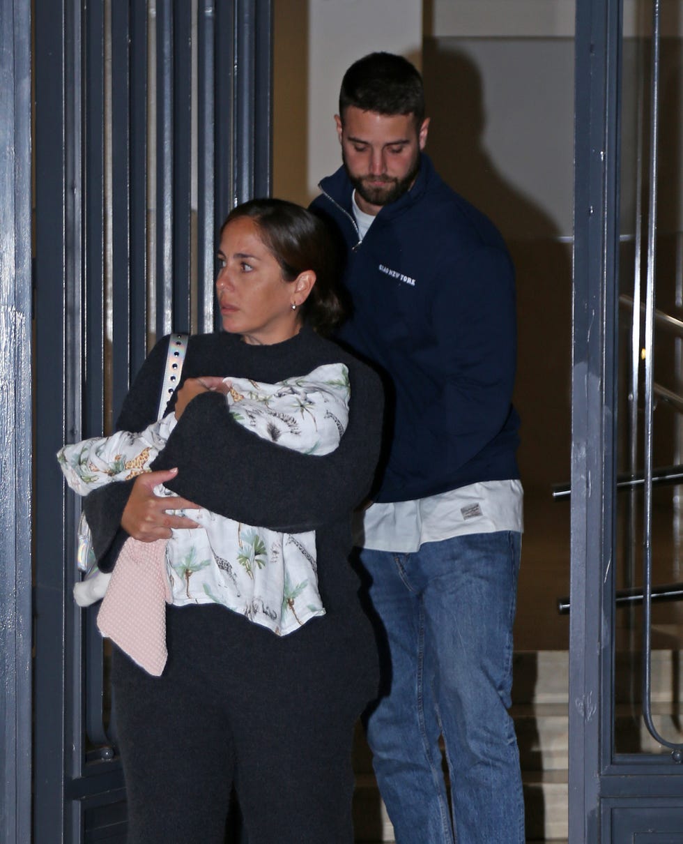 anabel pantoja y david rodriguez saliendo de un portal con su bebe en brazos