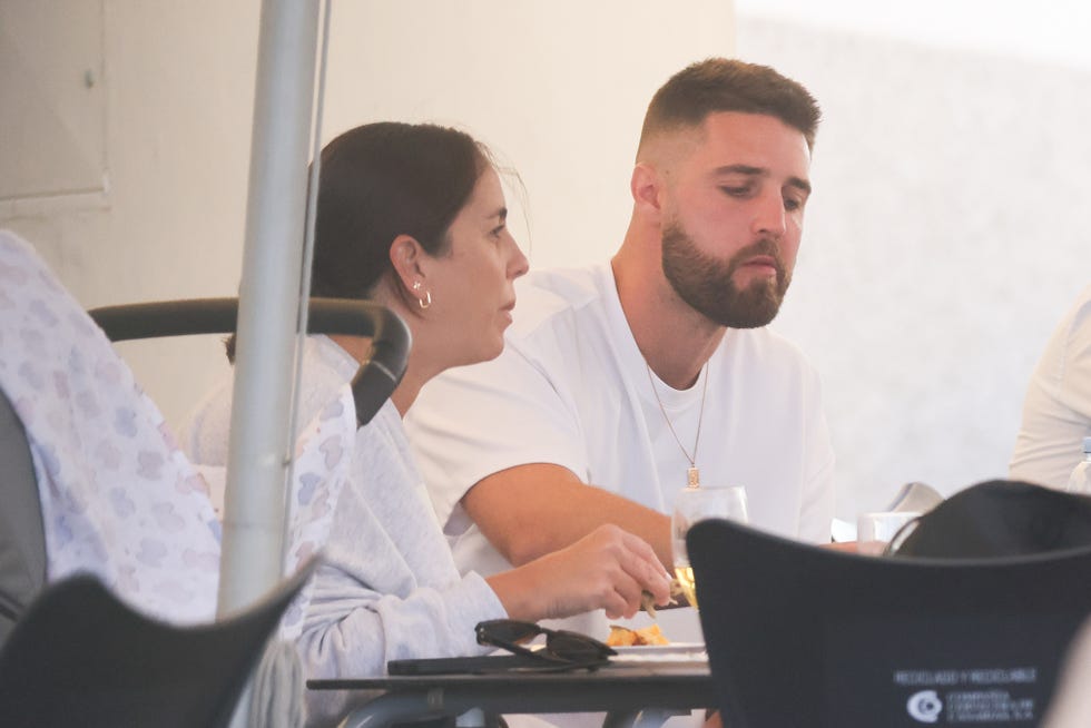 anabel pantoja y david rodriguez salen a comer con su hija, alma
