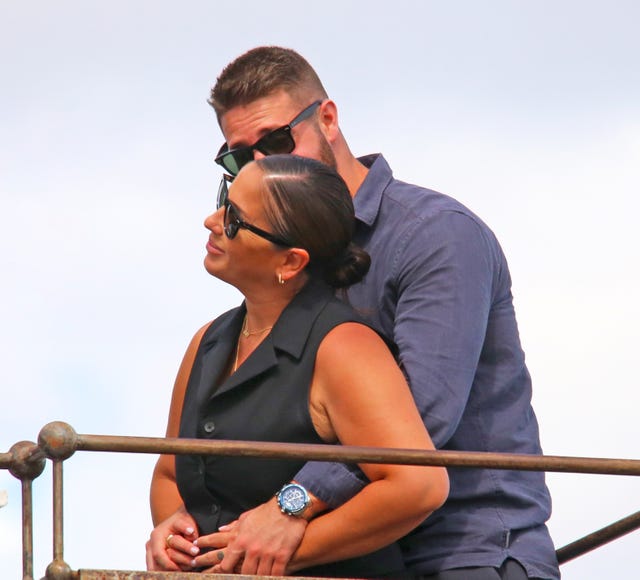 anabel pantoja y david rodriguez se dan un beso y un abrazo en publico