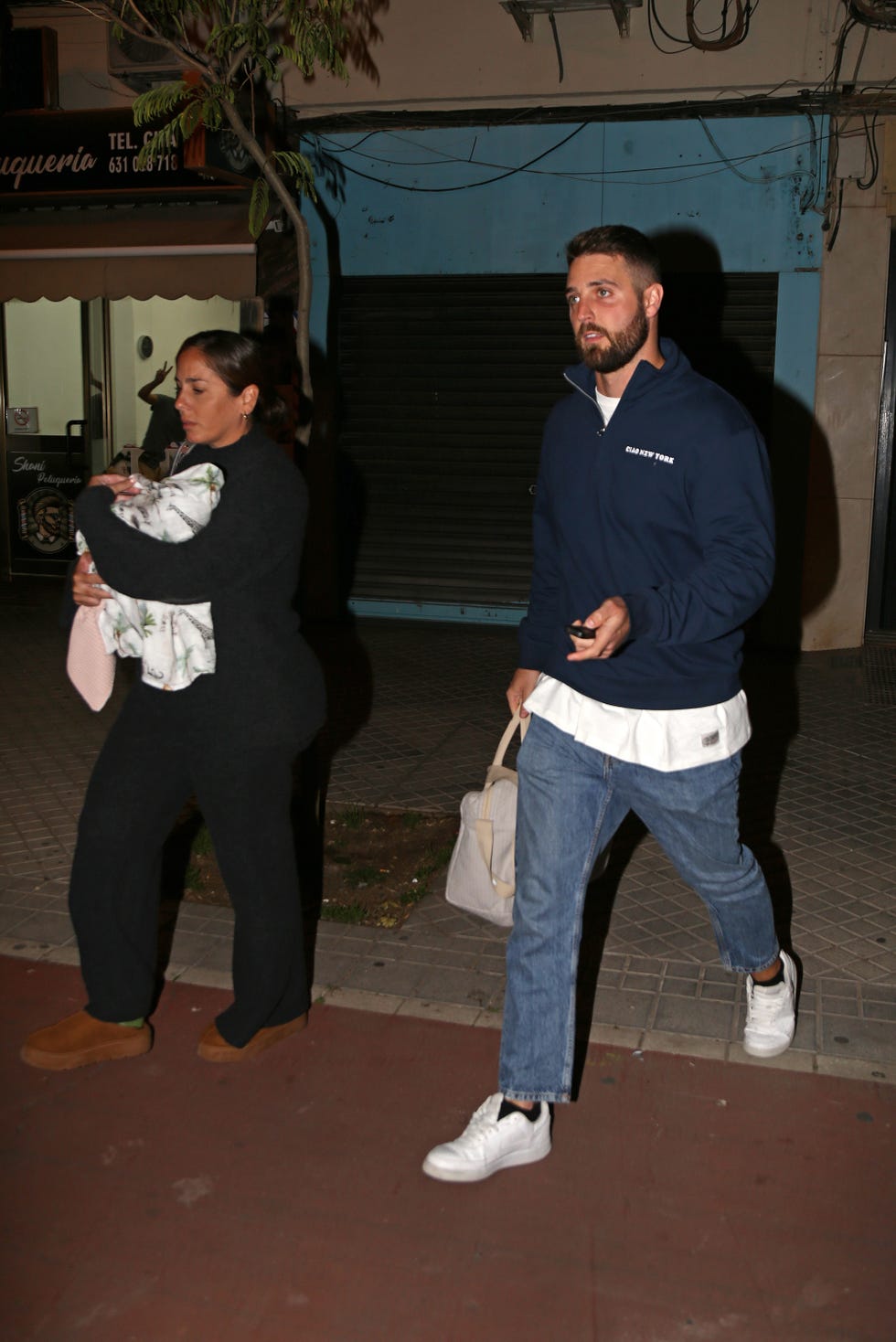 anabel pantoja y david rodriguez por la calle en cordoba con su hija alma en brazos
