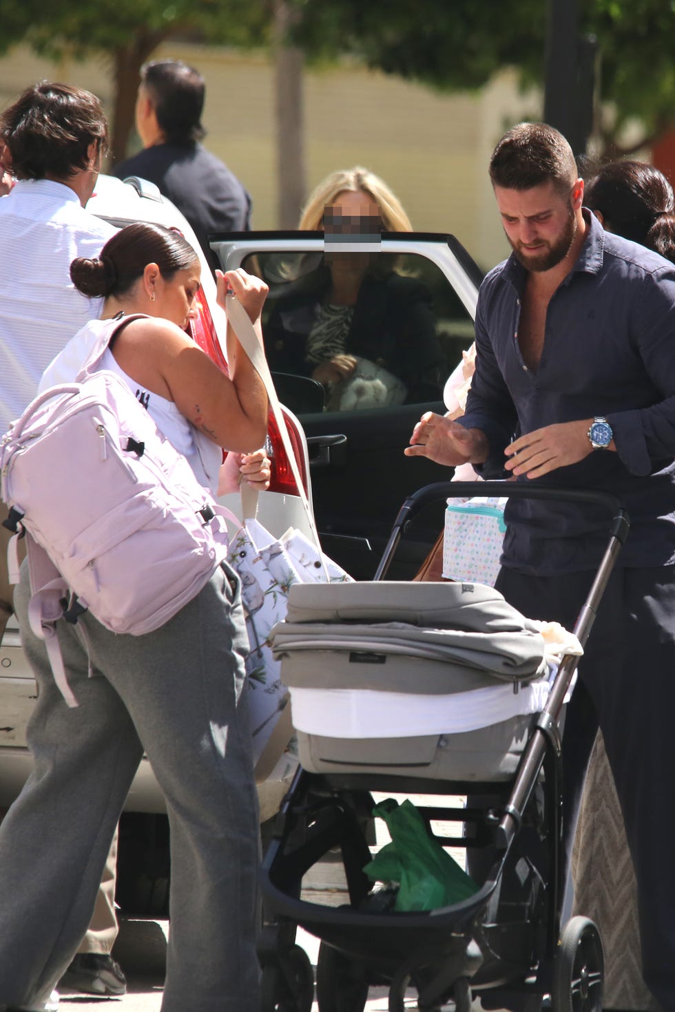 anabel pantoja y david rodriguez llegan a sevilla para disfrutar de la semana santa 2025