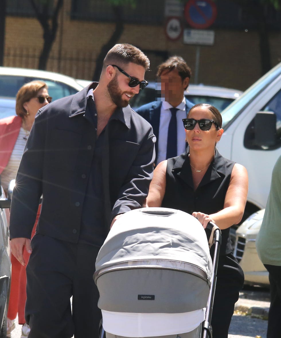 anabel pantoja y david rodriguez se muestran romanticos y carinosos en la semana santa de sevilla junto a su hija alma y merchi