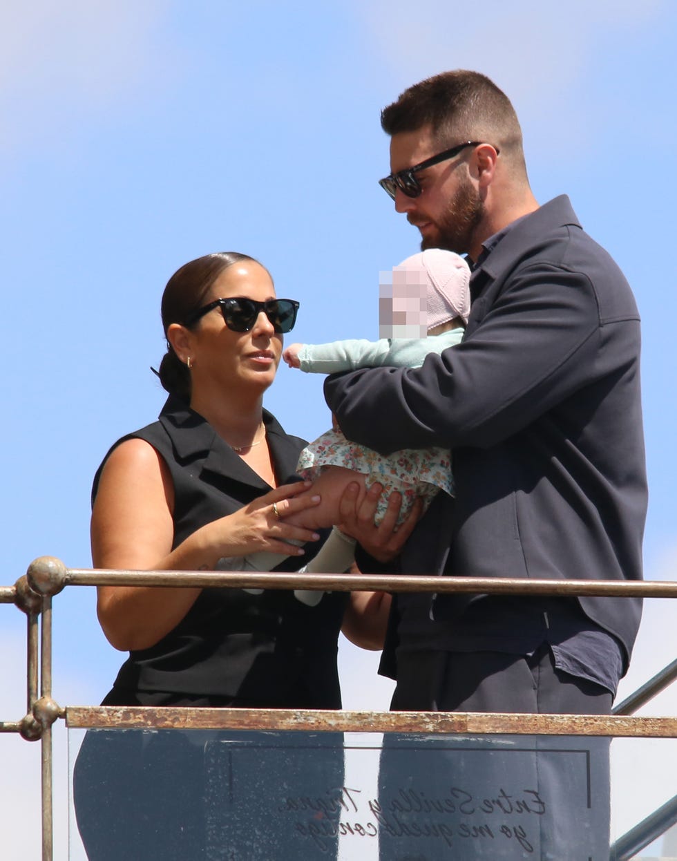 anabel pantoja y david rodriguez se muestran romanticos y carinosos en la semana santa de sevilla junto a su hija alma y merchi