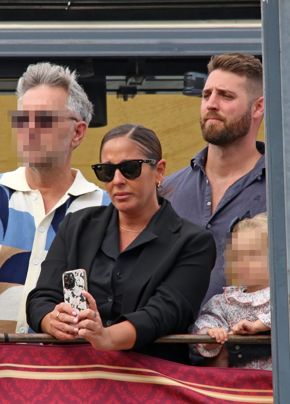 anabel pantoja y david rodriguez se muestran romanticos y carinosos en la semana santa de sevilla junto a su hija alma y merchi