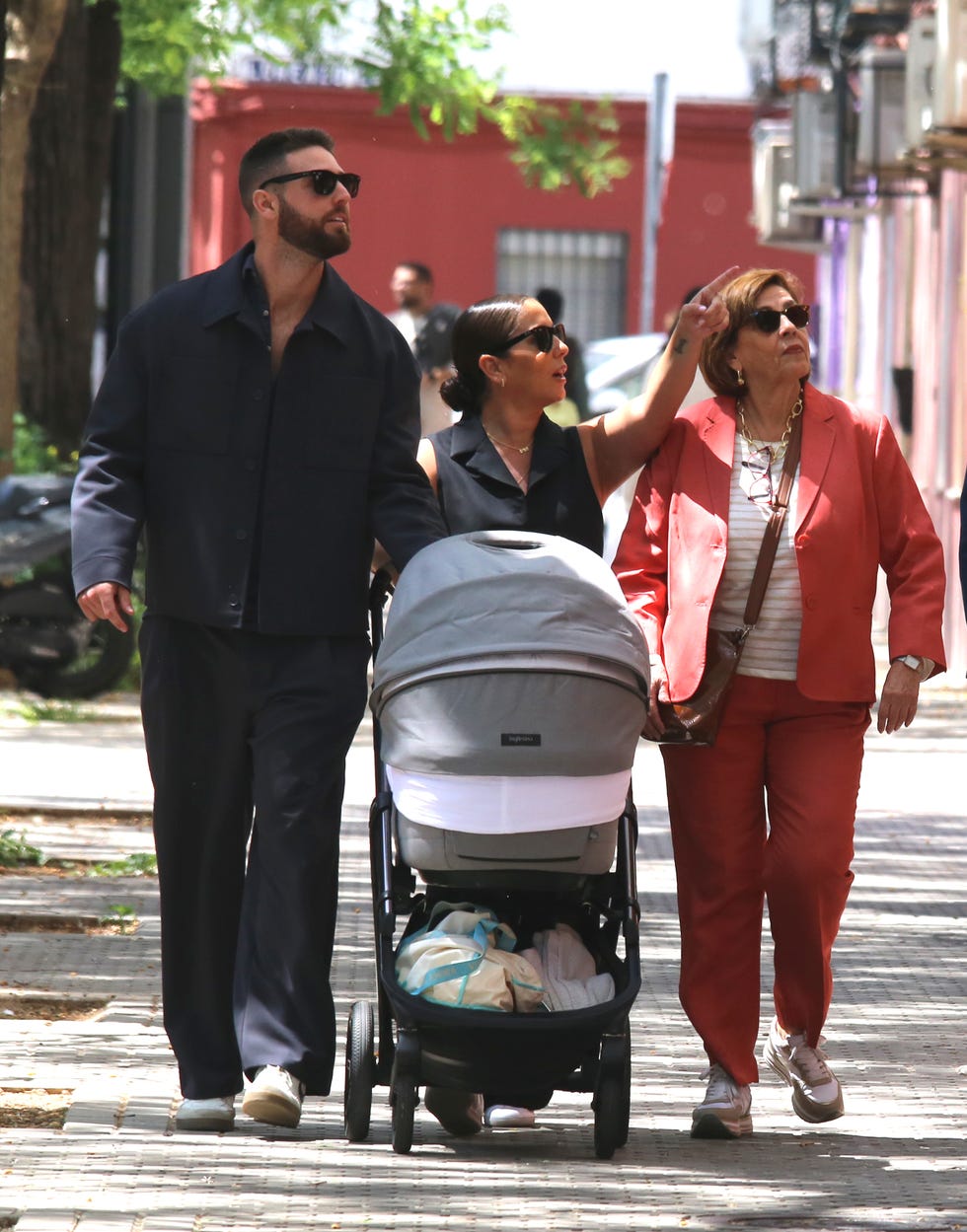 anabel pantoja y david rodriguez se muestran romanticos y carinosos en la semana santa de sevilla junto a su hija alma y merchi
