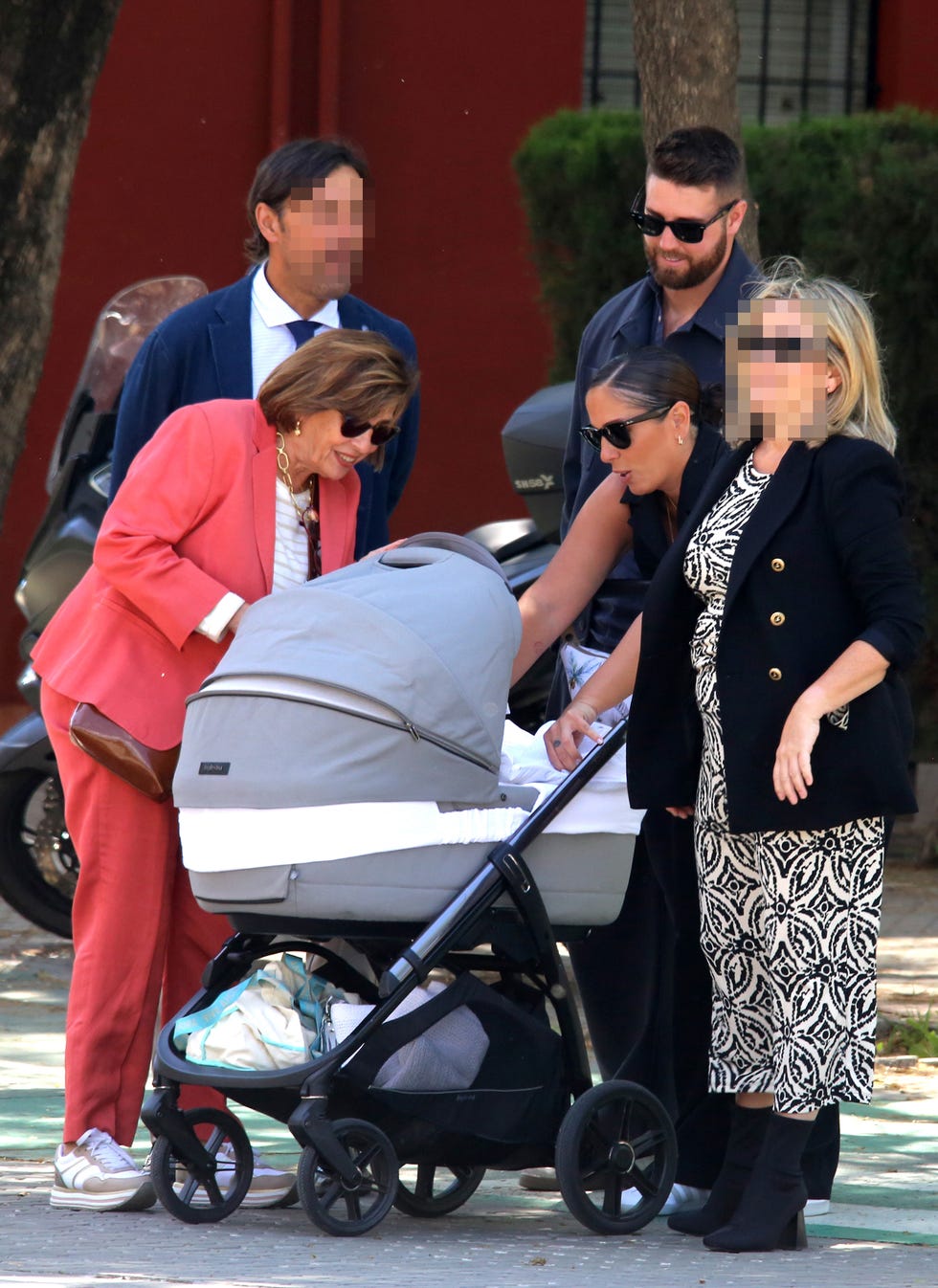 anabel pantoja y david rodriguez se muestran romanticos y carinosos en la semana santa de sevilla junto a su hija alma y merchi