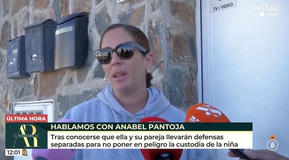 la influencer, en chandal y gafas de sol, en la puerta de su casa