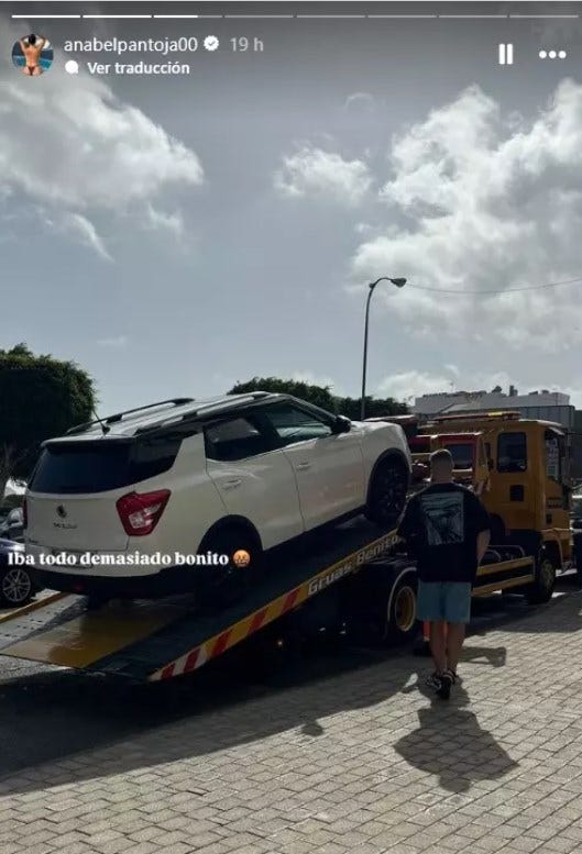 anabel pantoja comparte una imagen de su coche sobre una grua tras un accidente el pasado octubre