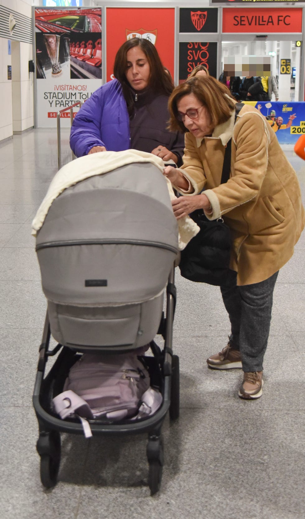 la sobrina de isabel pantoja y su hija con la abuela en el aeropuerto de sevilla