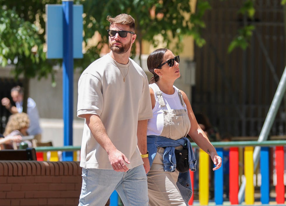 anabel pantoja y su novio, david rodriguez, pasean por madrid ocultando el embarazo de ella