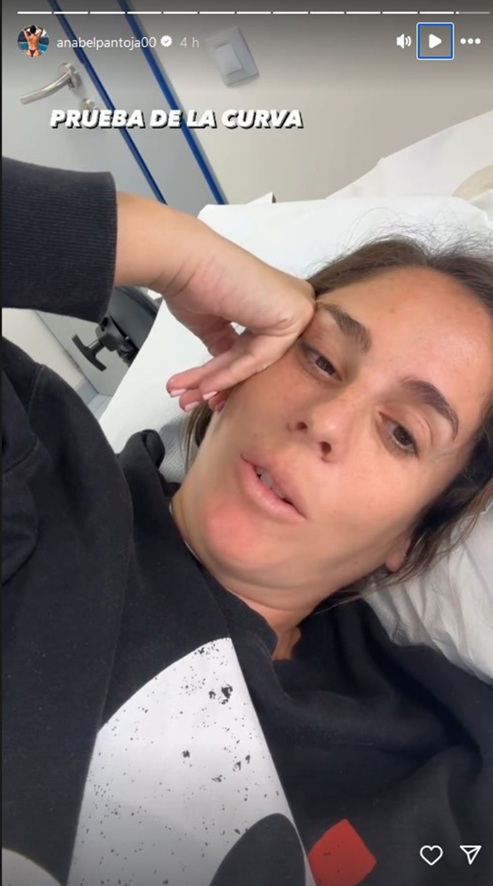 la sobrina de isabel pantoja tumbada en una camilla