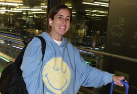 la sobrina de isabel pantoja sonrie en un aeropuerto
