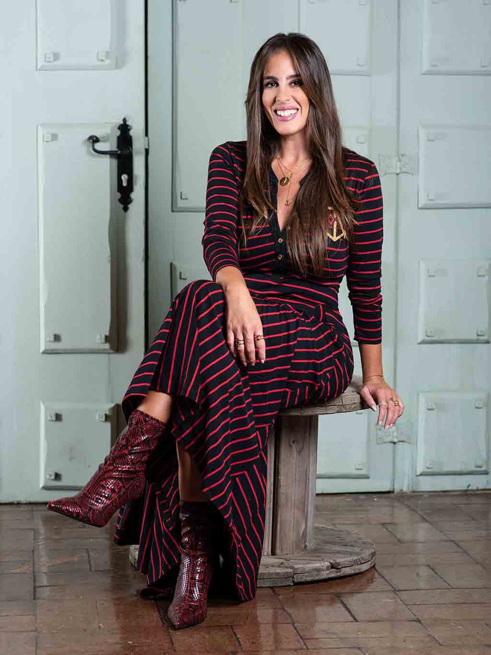 anabel pantoja con vestido aire retro