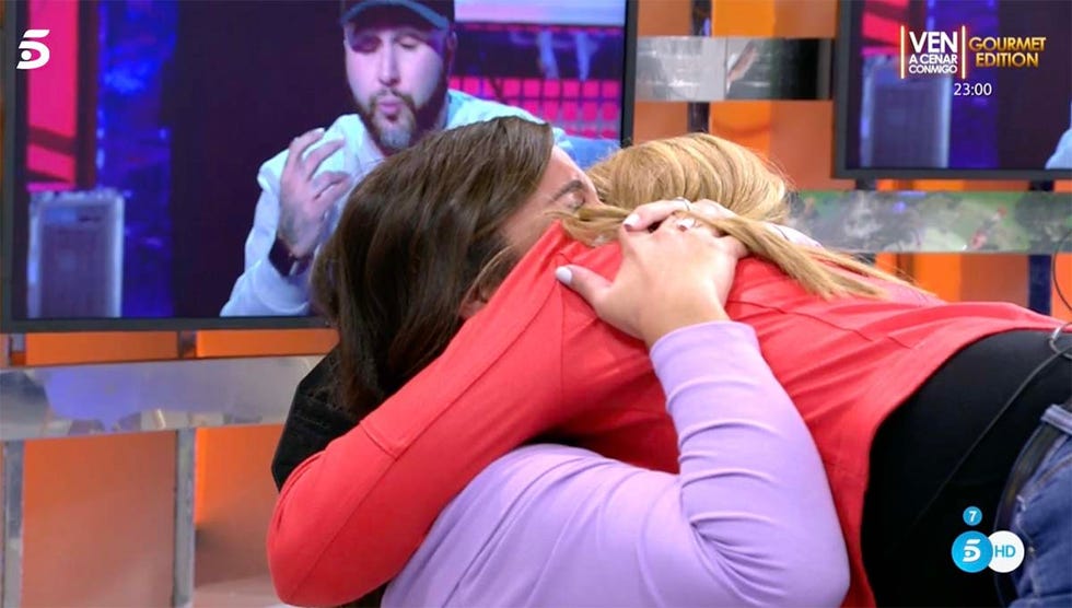 belén esteban y anabel abrazo