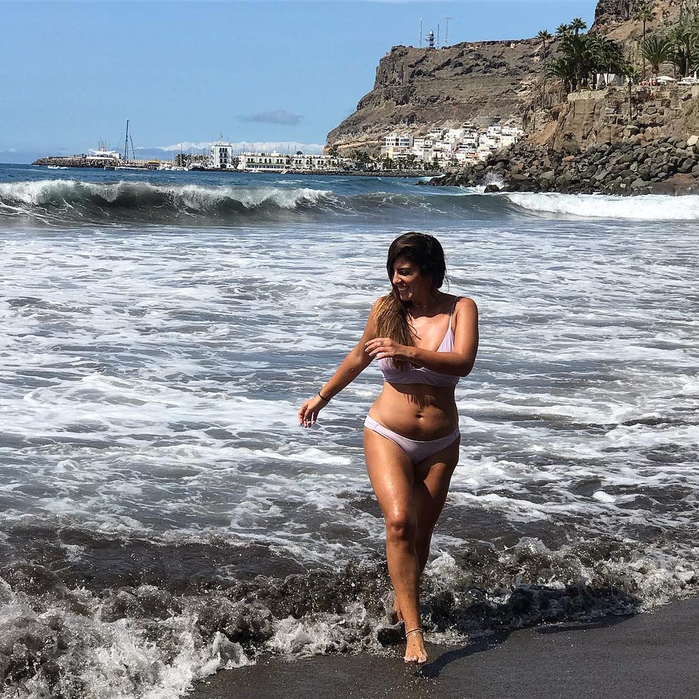 Anabel Pantoja en la piscina