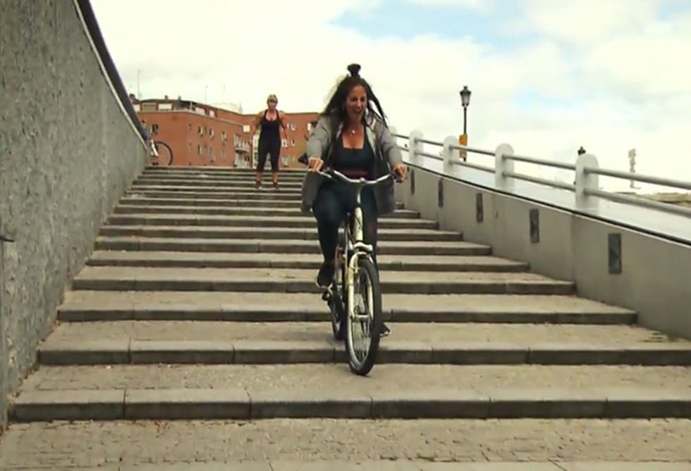 Anabel Pantoja monta en bici en el Plan Pantoja