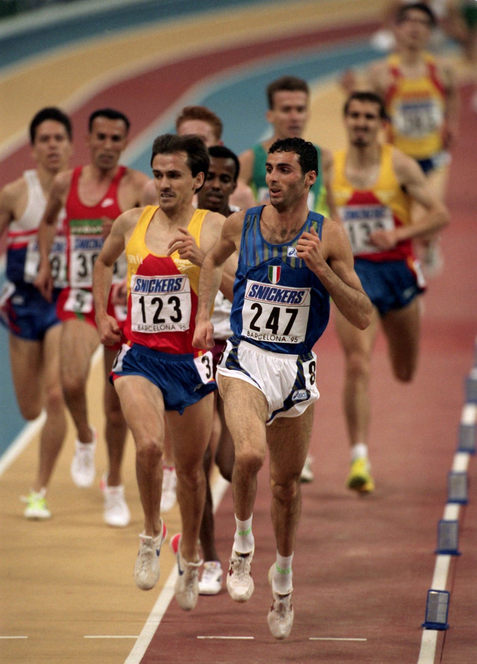 der italiener gennaro di napoli 247 führt das teilnehmerfeld im finallauf über 3000 m bei den 5 iaaf hallenweltmeisterschaften der leichtathleten in barcelona am 1231995 vor dem spanier anacleto jiminez 123 an di napoli wird in 750,89 minuten weltmeister vor jiminez und dem marokkaner brahim jabbour 2vl      photo by frank kleefeldtpicture alliance via getty images